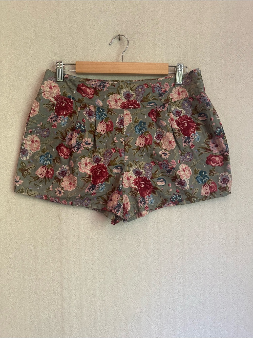 XXI Floral Print Women's Shorts - Sage Green with Pink Roses Sz L